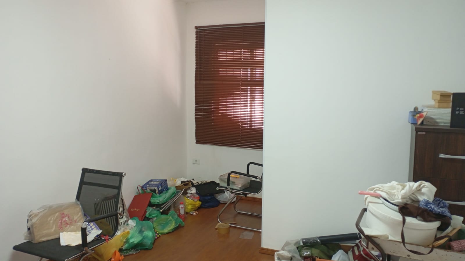 280300